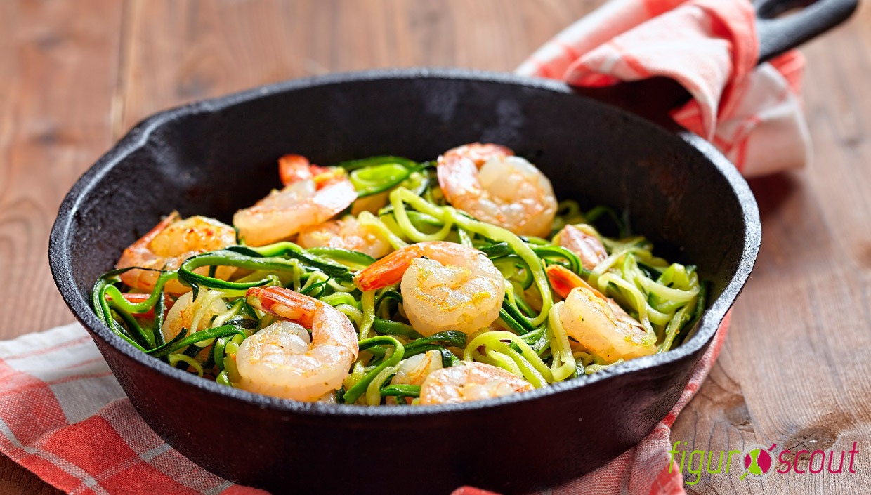 Zoodles mit Riesengarnelen mit Tomaten - Vitalis Gesundheitszentrum